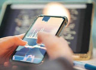 Investidor verificando processo transparente de saque e transferência de fundos